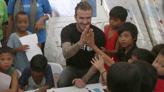 Beckham visita a niños filipinos afectados por tifón Haiyan