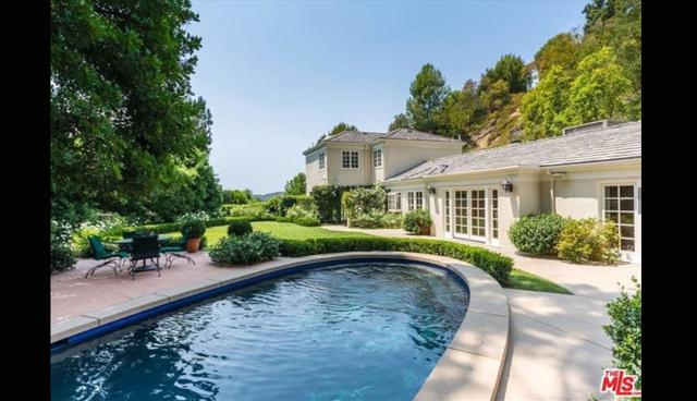 En el jardín exterior se acondicionó una amplia piscina al aire libre, ideal para los momentos de relajo. (Foto: The MLS)