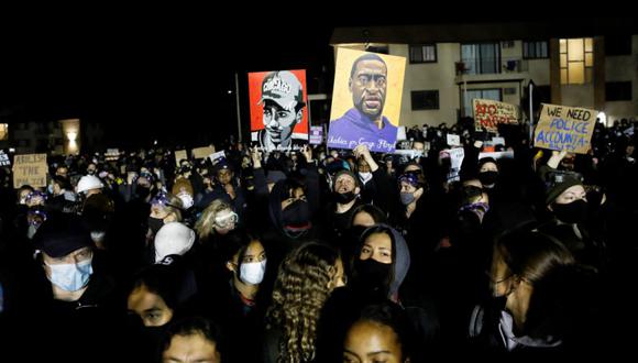 Los manifestantes se reúnen frente al Departamento de Policía de Brooklyn Center, mientras continúan las protestas después de que el ex oficial de policía Kim Potter mató a tiros a Daunte Wright, en Brooklyn Center, Minnesota, EE.UU. (Foto: REUTERS / Octavio Jones).