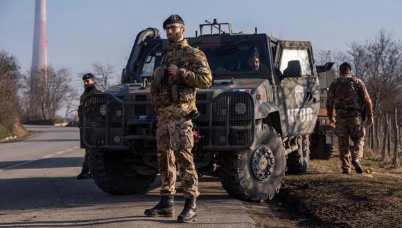 Tropas de la OTAN vigilan una carretera en Kosovo. (GETTY IMAGES).