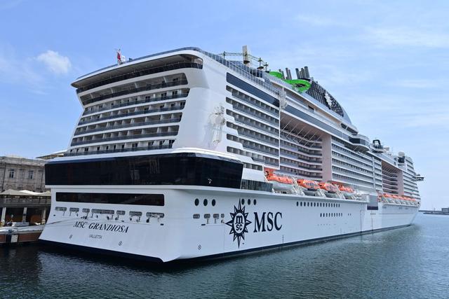 Una fotografía tomada en el puerto de Génova, en el norte de Italia, muestra el crucero MSC Grandiosa esperando para zarpar después de seis meses y medio de inactividad debido a la pandemia del nuevo coronavirus, COVID-19. (AFP/MIGUEL MEDINA).