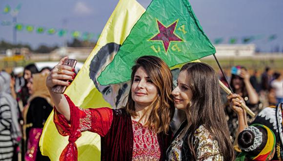 Las mujeres kurdas sirias participan en la celebración del Día Internacional de la Mujer en la ciudad de Qamishli, en el noreste de Siria, el 6 de marzo de 2021. (Foto de Delil SOULEIMAN / AFP).