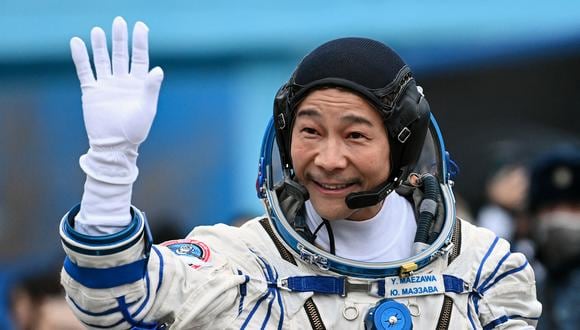 El multimillonario japonés Yusaku Maezawa saluda antes de abordar la nave espacial Soyuz MS-20 antes del lanzamiento en el cosmódromo de Baikonur el 8 de diciembre de 2021. (Foto: Kirill KUDRYAVTSEV / POOL / AFP)