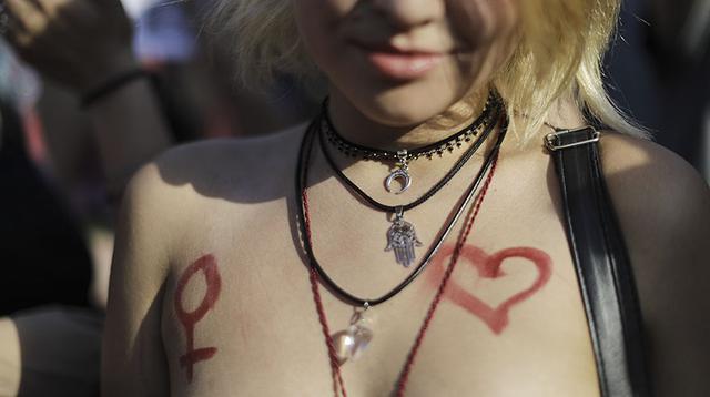 La protesta en topless tras censura en una playa en Argentina - 1