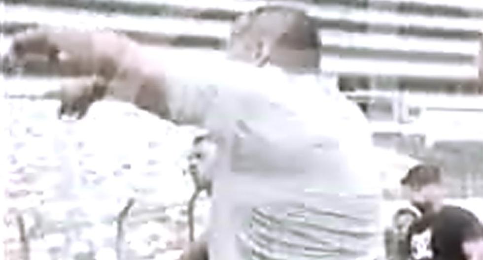 El incidente entre los hinchas de Universitario y los jugadores sucedió dentro del Estadio Monumental. Juan Vargas fue uno de los más afectados con la pelea. (Foto: Captura - América TV)