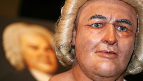 La reconstrucción del rostro del difunto compositor alemán Johann Sebastian Bach (1685-1750) se muestra junto a una pintura durante su presentación el 3 de marzo de 2008 en el Hospital Charité de Berlín. (Foto de BARBARA SAX / AFP)