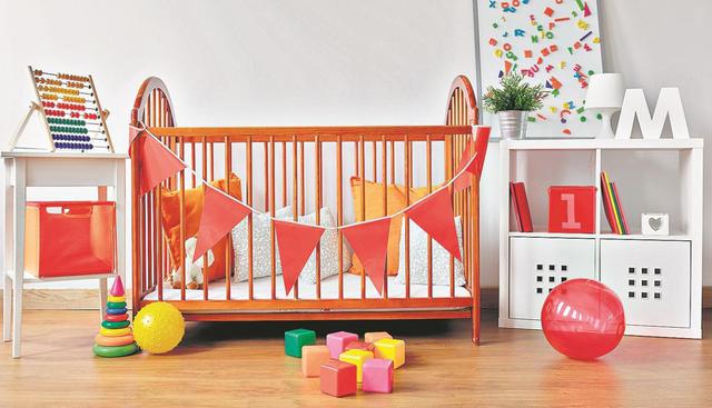 Personaliza el cuarto con un adorno que lleve la inicial del nombre de tu bebé. Utiliza banderines o pompones para decorar la cuna. (Foto: Shutterstock)