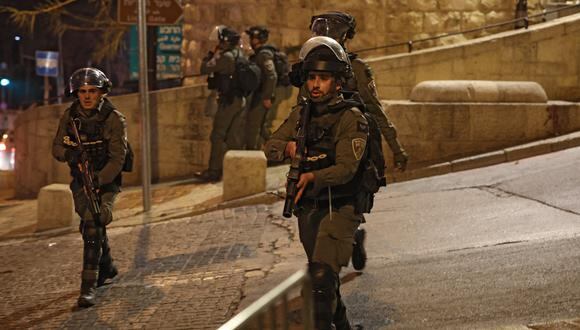 Los guardias fronterizos israelíes patrullan fuera del complejo de la Mezquita Al-Aqsa en la Puerta de los Leones en la Ciudad Vieja de Jerusalén durante los enfrentamientos con los palestinos en la Mezquita Al-Aqsa el 5 de abril de 2023.(Foto de AHMAD GHARABLI / AFP)