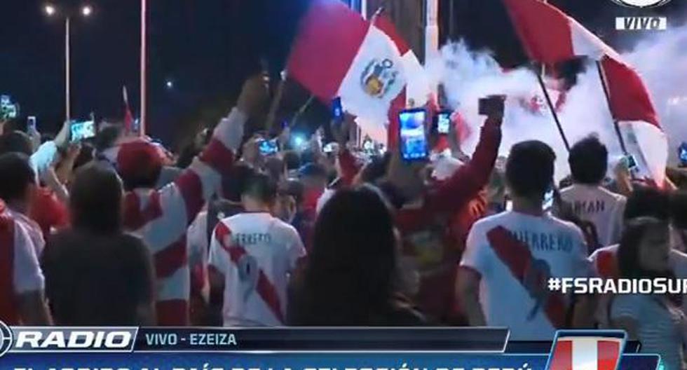 Los hinchas peruanos armaron una verdadera fiesta en el Aeropuerto Internacional de Ezeiza. (Video: FOX Sports)