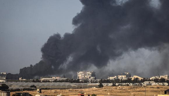 Una fotografía tomada desde Rafah muestra humo ondeando sobre Khan Yunis, en el sur de la Franja de Gaza, durante el bombardeo israelí el 22 de enero de 2024, en medio de las batallas en curso entre Israel y el grupo militante palestino Hamas. (Foto de AFP)