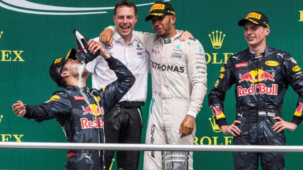 Daniel Ricciardo traslado la moda del &#039;shoey&#039; a la F&oacute;rmula 1 en el podio del GP de Alemania, donde acab&oacute; segundo. (Fotos: Motor1.com/Difusi&oacute;n)