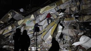 “¡Ayuda, ayuda, por favor!”: Videos muestran a personas atrapadas en los escombros tras terremoto en Turquía