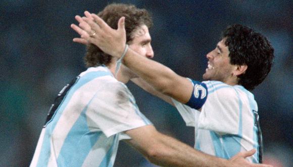 Una foto tomada el 30 de julio de 1990 en Nápoles muestra a Oscar Ruggeri y Diego Maradona de Argentina celebrando la victoria ante Italia. (PATRICK HERTZOG / AFP)