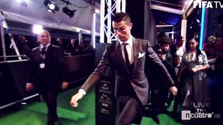 Cristiano Ronaldo y su traspié en la alfombra verde [VIDEO]