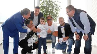Real Madrid recibió a Ahmed, el niño superviviente de ataque