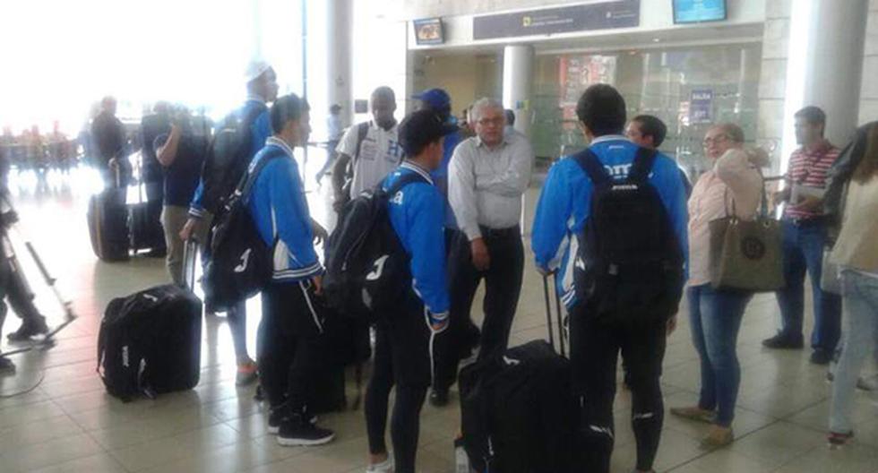 Momento que la Federación de Honduras piden a los jugadores que se cambie. (Foto: Diez.com)