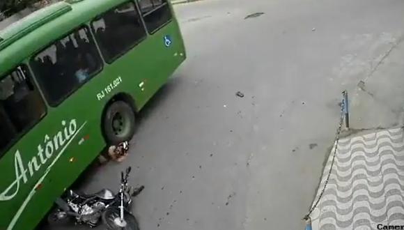 Autobús arrastra a motociclista, pero el casco le salva la vida en Brasil. (Captura de video).
