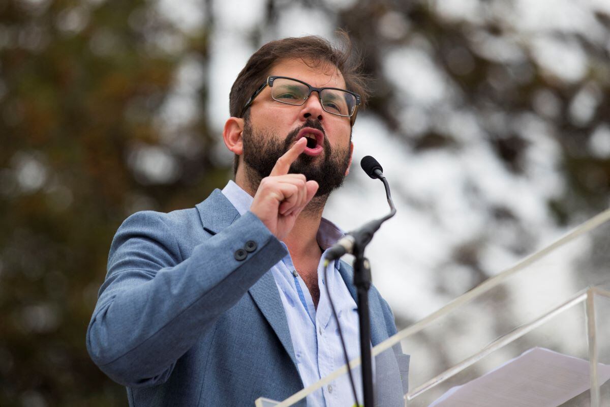 Gabriel Boric speaks during a rally in Santiago on December 11, 2021. (JAVIER TORRES / AFP).