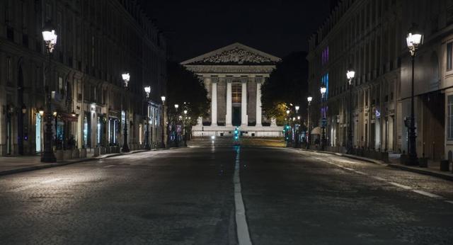 La plaza de la Madeleine está vacía durante el toque de queda en París. (AP/Lewis Joly).