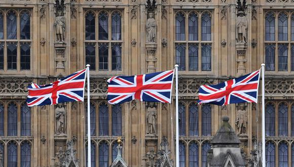 Las banderas del Reino Unido ondean frente al Palacio de Westminster en el centro de Londres el 25 de marzo de 2021. (JUSTIN TALLIS / AFP).