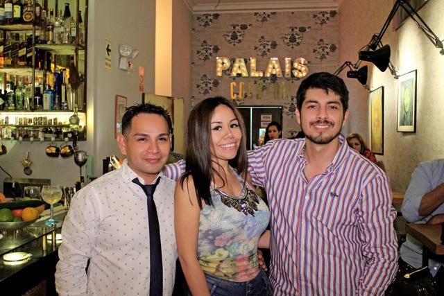 El mixólogo Celiz Villanueva Rivera, Patricia López y Angel de la Torre Galdo de “Palais Cocktail”.