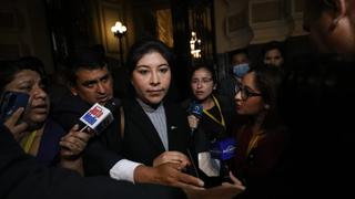 Acusan a Betssy Chávez de designar como asesor de dos ministerios a un allegado