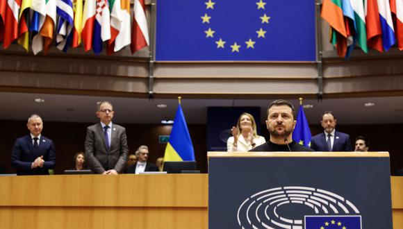El presidente de Ucrania, Volodymyr Zelensky, pronuncia un discurso al comienzo de una cumbre en el parlamento de la UE en Bruselas, el 9 de febrero de 2023. (Foto: Kenzo TRIBOUILLARD / AFP)