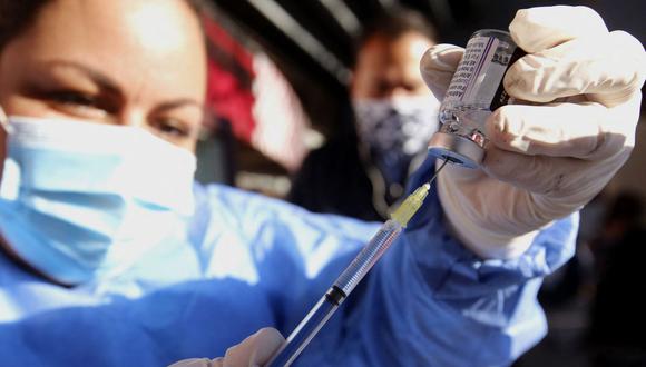 Imagen referencial. Una enfermera prepara una dosis de la vacuna contra el coronavirus en Zapopan, estado de Jalisco, México, 6 de abril de 2021. (ULISES RUIZ / AFP).
