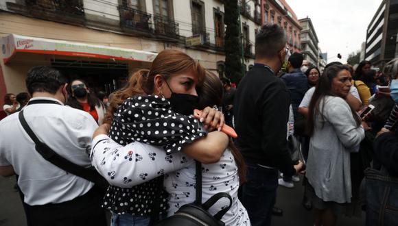 Personas permanecen en las calles hoy, después de activarse la alerta sísmica en la Ciudad de México (México).