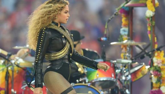 Beyoncé casi se cae durante su show en el Super Bowl [VIDEO]
