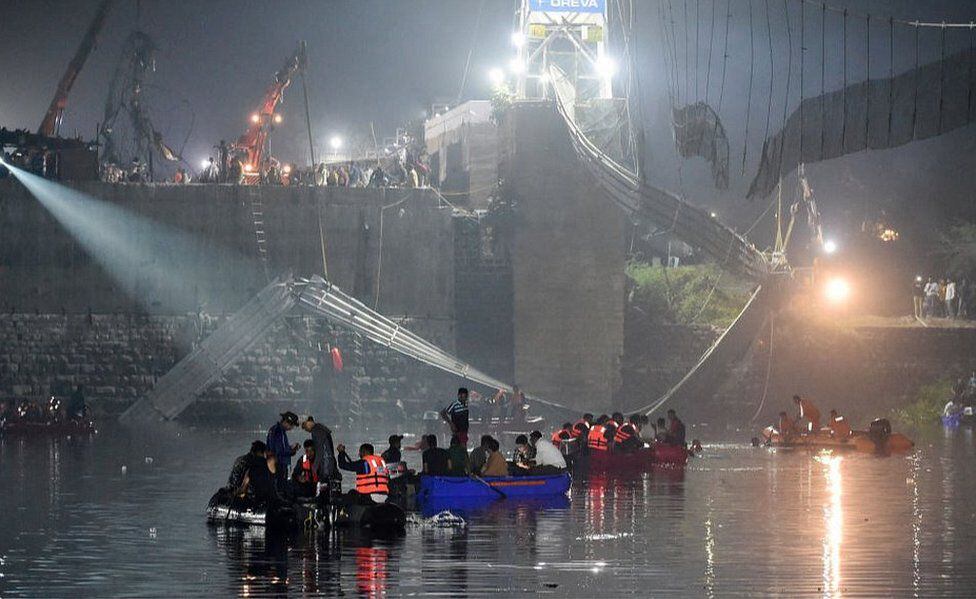 La búsqueda de sobrevivientes tras el colapso del puente. / AFP