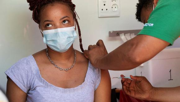 Una mujer es vacunada contra el coronavirus en Sudáfrica. (RODGER BOSCH / AFP).