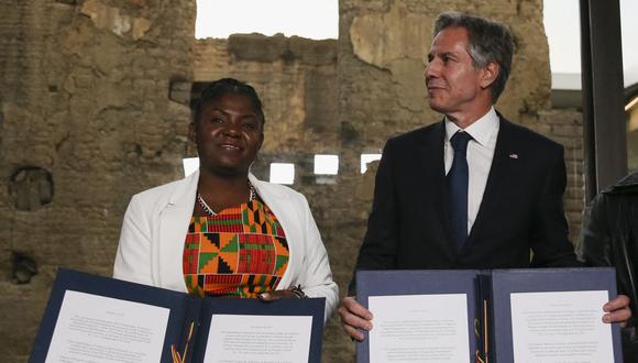 La vicepresidenta de Colombia, Francia Márquez (L), y el secretario de Estado de los Estados Unidos, Antony Blinken, sostienen un acuerdo durante su visita al Museo Fragmentos en Bogotá el 3 de octubre de 2022. (Foto de LUISA GONZALEZ / POOL / AFP)