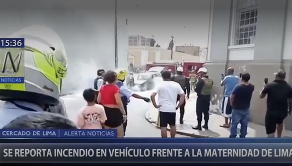 Los Bomberos controlaron el incendio de un automóvil en los alrededores de la Maternidad de Lima . (Canal N)