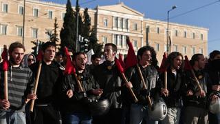 Atenas: Manifestantes y policía se enfrentan cerca al Congreso