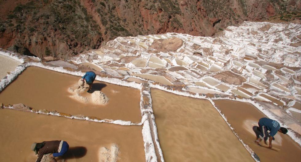 ‘MACHU PICCHU BLANCO’. La comunidad local gestiona la mina de sal. Las terrazas tienen la misma forma en que los antiguos peruanos acopiaban agua para sus cultivos. Hasta antes de la pandemia producían 3.500 toneladas al año. (Foto: Richard Hirano / Somos)