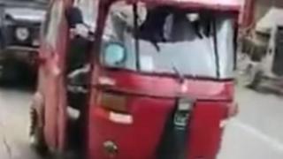 La pareja con bebé y 3 perros que viaja de Lima a Cali en un viejo mototaxi | VIDEO
