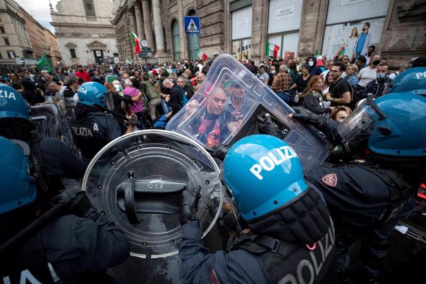 Police officers clash with protesters who oppose the health passport in central Rome, Italy, on October 9, 2021. (EFE / EPA / MASSIMO PERCOSSI).