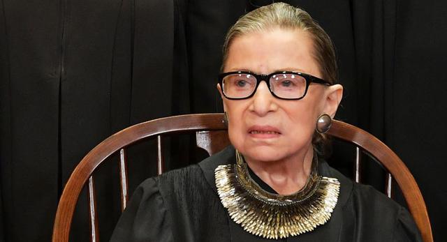 La jueza Ruth Bader Ginsburg posa para la foto oficial en la Corte Suprema de Estados Unidos en Washington, DC el 30 de noviembre del 2018 (Foto: MANDEL NGAN / AFP).