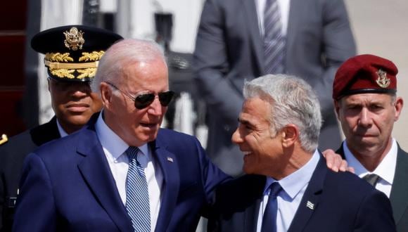 El primer ministro israelí, Yair Lapid, da la bienvenida al presidente de los Estados Unidos, Joe Biden. (REUTERS/Amir Cohen)