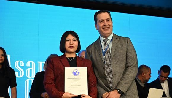 Milagros Leonor Asto Sánchez recoge el Premio SIP a la Entrevista durante la 78ª Asamblea General de la Sociedad Interamericana de Prensa (SIP), que se realiza en Madrid. EFE/ Fernando Villar