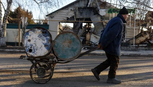 Un local transporta barriles en un carro en Siversk, región de Donetsk, este de Ucrania, el 23 de enero de 2023. (Foto referencial de EFE/EPA/OLEG PETRASYUK)