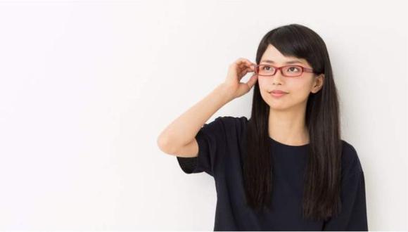 Algunas empresas han emitido prohibiciones para las mujeres sobre el uso de gafas en el trabajo. (Foto: Getty Images, vía BBC Mundo).
