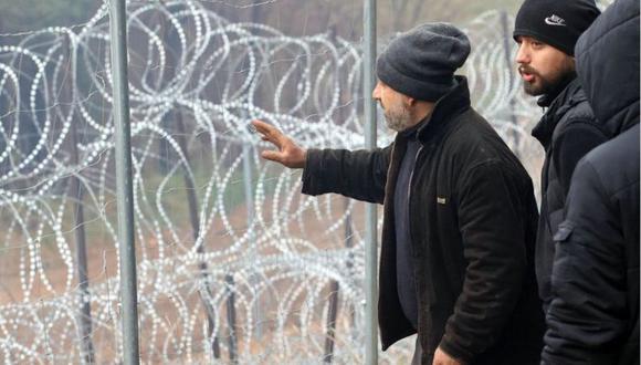 Cuando aumentaron las personas que intentaban cruzar las fronteras se fortificaron con alambradas de púas. (Getty Images).