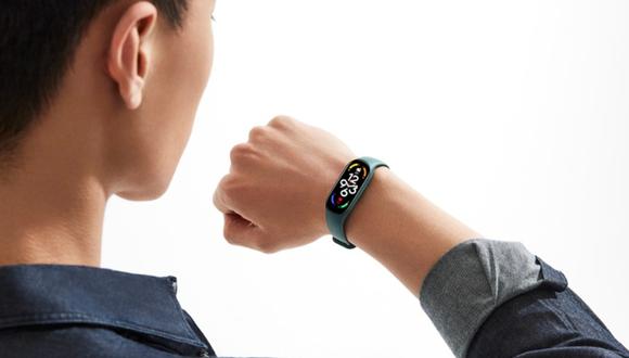 La Xiaomi Smart Band 7 cuenta con una pantalla full AMOLED.