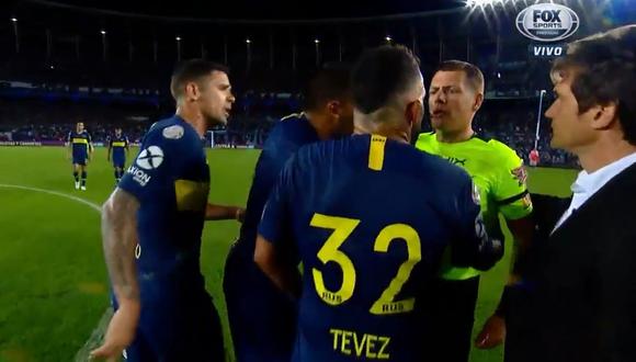 Boca Juniors vs. Racing EN VIVO: Tevez encaró al cuarto árbitro al terminar el primer tiempo | VIDEO. (Foto: captura de pantalla)