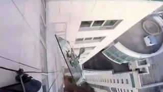 YouTube: Vidrio de 380 kilos cae desde el piso 47 de un rascacielos en Rusia [VIDEO]