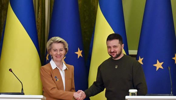 El presidente de Ucrania, Volodymyr Zelensky, y la presidenta de la Comisión Europea, Ursula von der Leyen, se dan la mano después de una conferencia de prensa conjunta después de las conversaciones en Kyiv el 2 de febrero de 2023. (Foto: Sergei SUPINSKY / AFP)