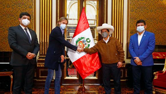 Ricardo Gareca se reunió en Palacio de Gobierno con Pedro Castillo. También participaron el presidente de la FPF, Agustín Lozano, y el secretario general, Óscar Chiri. (Foto: Twitter de Pedro Castillo).