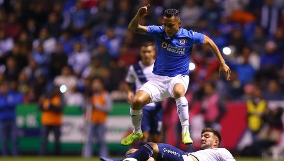Yoshimar Yotún vio la tarjeta roja en su última participación con el Cruz Azul. El volante nacional fue incluido por un portal argentino en la lista de refuerzos que "no funcionó" (Foto: Televisa)